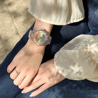 アイスウォッチ新作「アイス クリアサンセット」のヨガ（ビヨンクール提供）