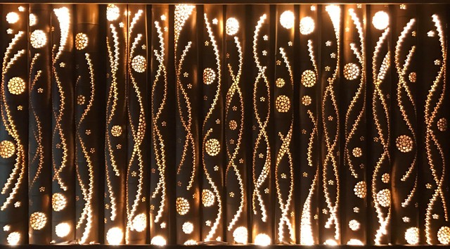 まるでシャンパンの泡のように見える橋本さん作の竹行灯