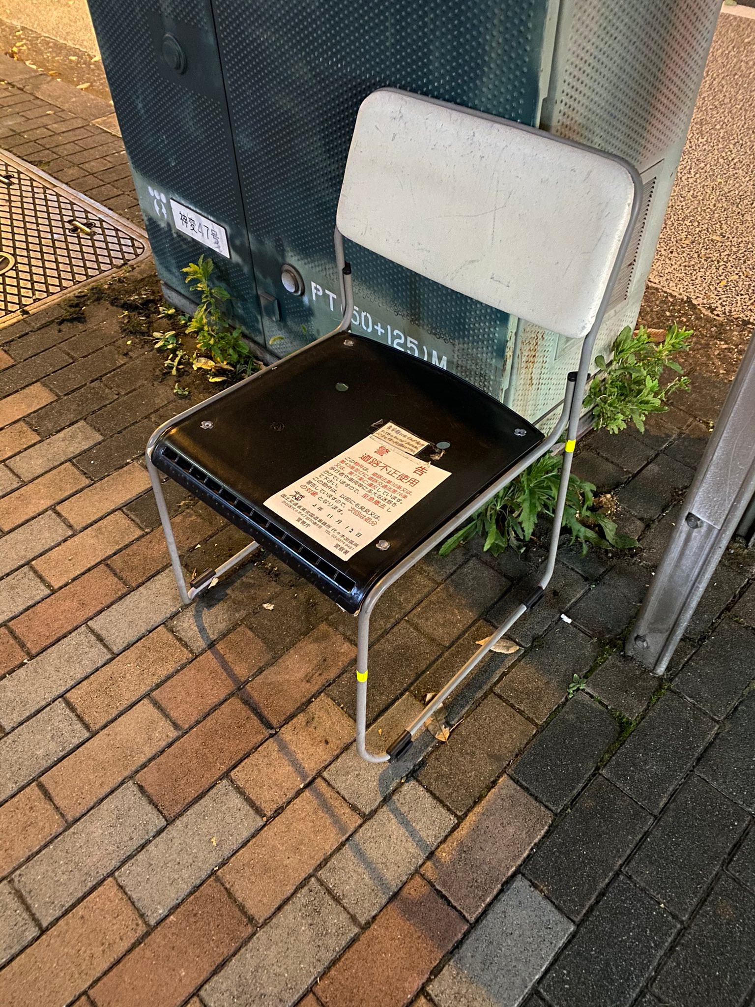 バス停に捨てられた椅子かと思ったら…80才のお婆さんが貼った「切実な