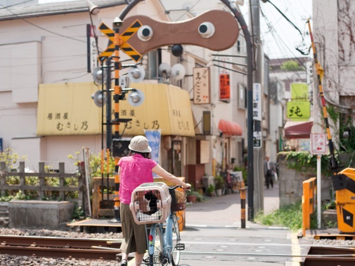 「おばちゃんまた商店街の団子屋に寄るつもりかな」（小林写函撮影）