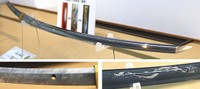 ふなっしーが初めて注文打ちした太刀「長船橋（おさふねばし）」。（下の写真は左から）「梨之妖精」の文字が入った銘と倶利伽羅龍（くりからりゅう）の刀身彫刻