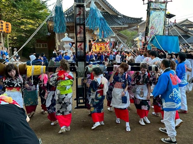 女性がキリコ灯ろうを担ぐ西海祭り（西崎さん提供、ぴんぽいんとさん撮影）