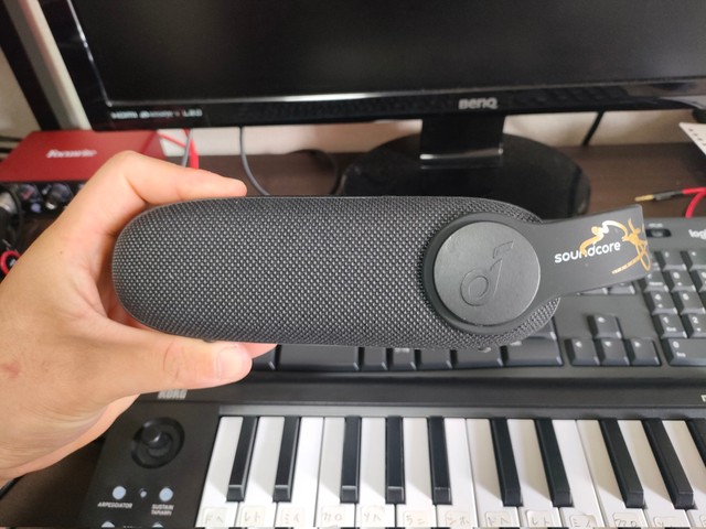 スピーカーも霜降り明星のオールナイトニッポンでもらったそう。サイン入りだ。