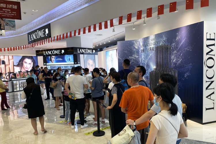 Shoppers on Hainan Island on China's southern coast, October 2020. The island has built a new container port, cut taxes and tariffs and introduced other policies that could help it compete with Hong Kong as a shopping and investment destination. (Keith Bradsher/The New York Tims)