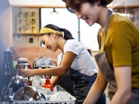 扶養内のパートで働くのにおすすめの仕事は「飲食店スタッフ」が最多でした　※画像はイメージです（Monet/stock.adobe.com）