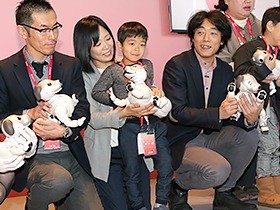 １２年ぶり復活のイヌ型ロボットａｉｂｏ、「家族が増えたね」