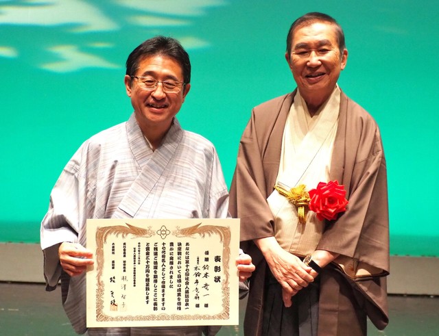 「第17回社会人落語日本一決定戦」優勝の松鈴亭竜扇さん（左）と、大会総括の桂文枝