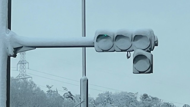 付着した雪で信号が判別できない…（Eyewear shop ami提供）
