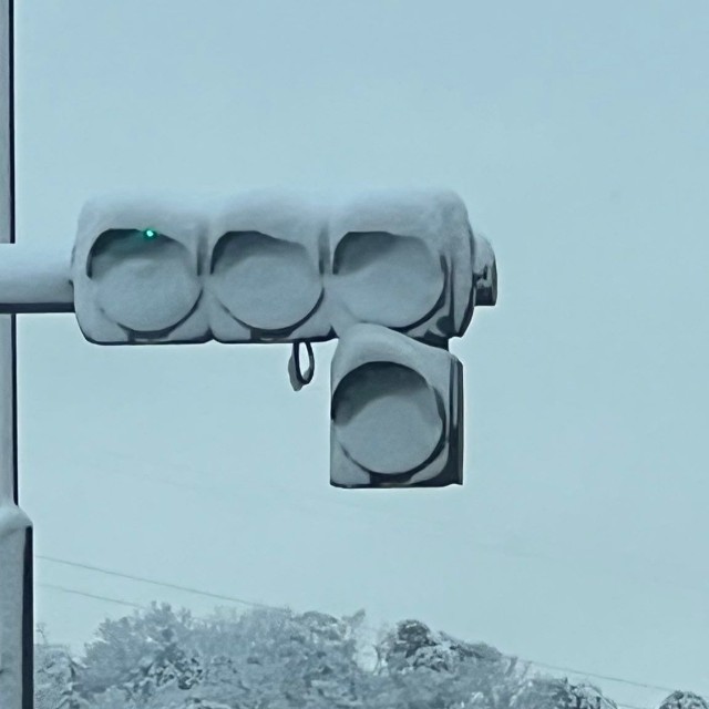 付着した雪で信号が判別できない…（Eyewear shop ami提供）
