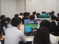 「－パワフルプロ野球－第2回ハルカスカップ」ゲームに熱中する参加者＝大阪・あべのハルカス