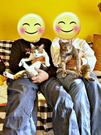 飼い主さん夫婦に抱っこされる（左から）花丸くん、満天くん（画像提供：*ig*さん）