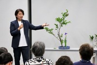いけばなについてジェンダーの観点から講演する藤井さん（長岡京市神足２丁目・バンビオ１番館）