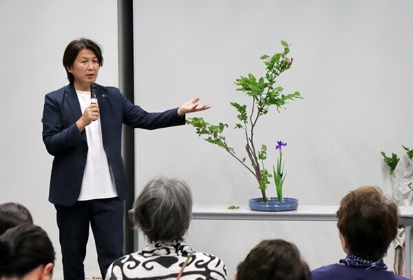 いけばなについてジェンダーの観点から講演する藤井さん（長岡京市神足２丁目・バンビオ１番館）