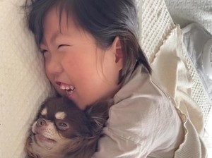 脳性まひで肢体不自由の5歳児とワンちゃんの美しすぎる絆　“気持ちで身体が動く”幸せの瞬間に涙が止まらない