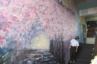 階段の壁に描かれた中庭の桜。遊園地を思わせる木馬や馬車などの立体物も置き、校舎の一角を作品に仕立てた（京都市南区・塔南高）