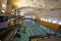 ヘルシンキの地下空間に広がる市民プール。核シェルターも兼ねる＝2023年5月31日、イタケスクス、荒ちひろ撮影