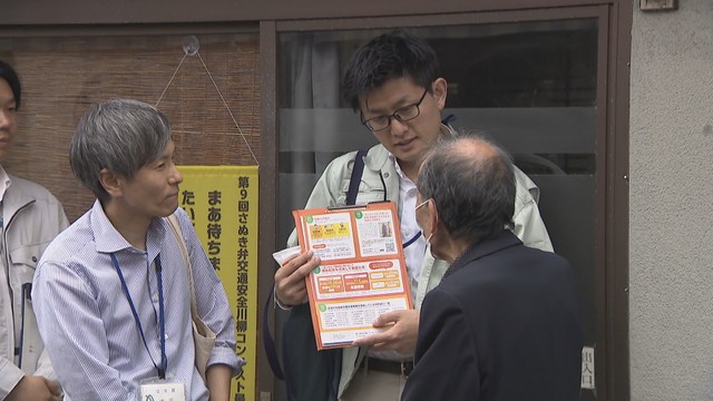 宇多津町にある住宅兼店舗を訪れた県と町の職員