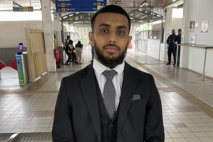 マレーシア入国直後に取材に応じたイギリス出身のモシン・シャーさん