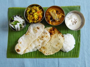 混ぜて食べればおいしい！　南インドのミールスと深川ぶっかけ飯