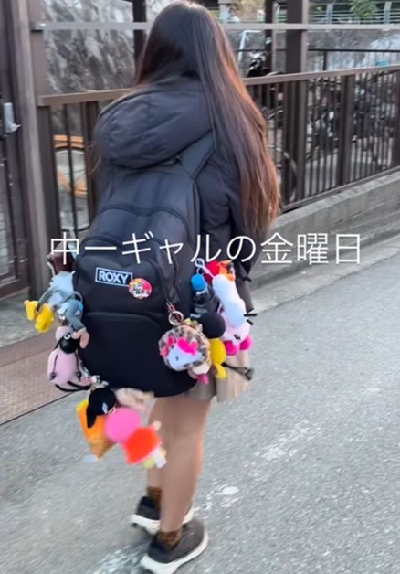 後ろ姿は、登校中の可愛らしい中一ギャル♡（提供：＠nico_sui_さん）
