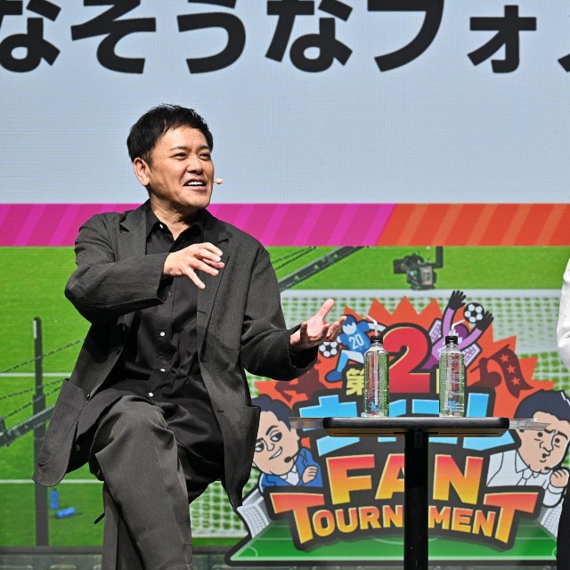 リアルイベント「ウイコレ FAN TOURNAMENT」に登場した有田哲平（左）と山崎弘也