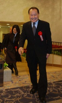 上田利治氏の殿堂入りを祝う会に出席した板東英二さん=2003年