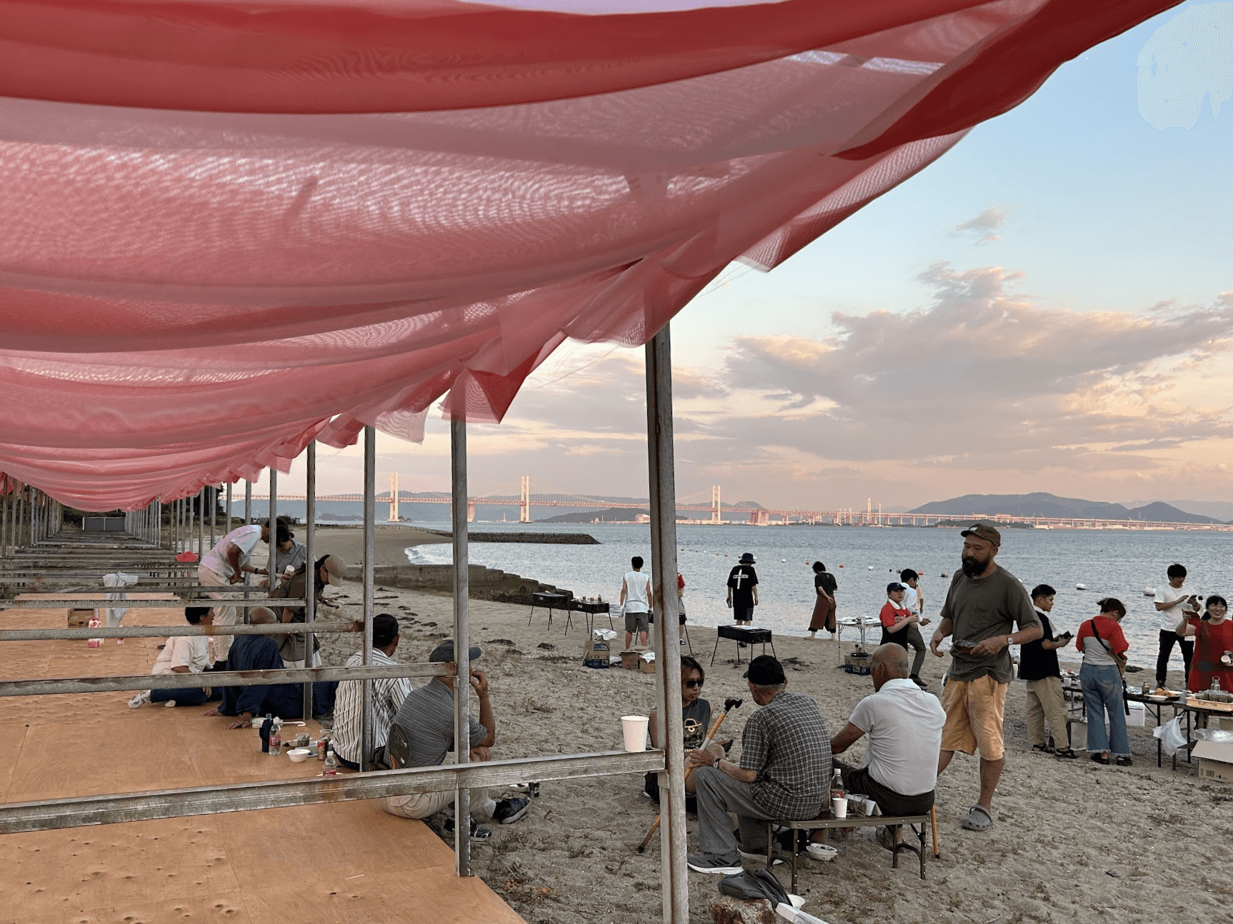 本島の海の家を憩いの場に　2025年制作