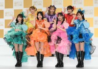 FRUITS ZIPPERの(左から)櫻井優衣、早瀬ノエル、鎮西寿々歌、仲川瑠夏、松本かれん、月足天音、真中まな＝NHK放送センター