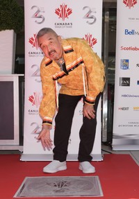 2023年5月26日にトロントで開催されたカナダ・ウォーク・オブ・フェイムの歩道星除幕式で写真撮影に応じるグラハム・グリーンさん（© Nathan Denette/ザ・カナディアン・プレス via ZUMA Press）