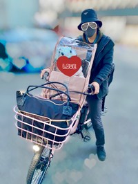 ”りさちゃんのモチベーションが上がるなら”とピンクの電動自転車にも乗るパパ／りささん（@hii604）提供