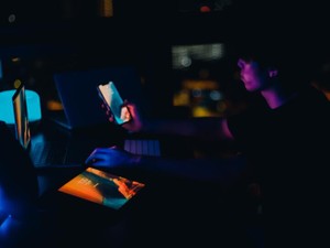 今日もトーク履歴を遡って朝を迎える、あの人との深夜通話が恋しい