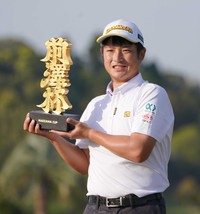 優勝トロフィー手に会心の笑みを浮かべる小西たかのり