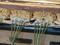 稚児餅は、餅を竹串でさし、５串ずつ荒味噌をぬって炭火で焼きます（提供：中村楼）