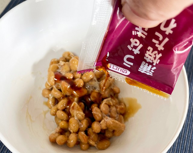 「うなぎ蒲焼タレ」を小粒納豆にかけた様子