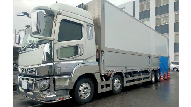 男性と原付バイクをはねた大型トラック　4日