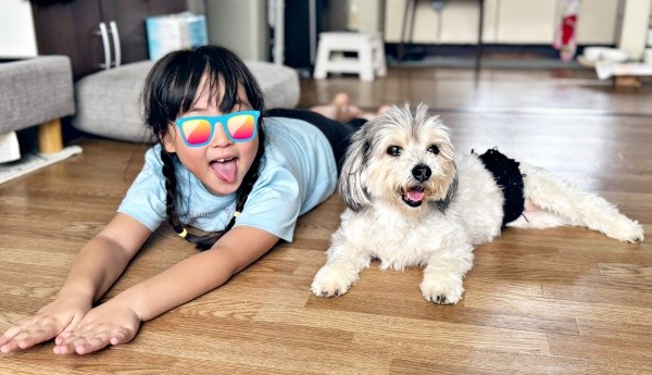 大好きなお姉ちゃんと仲良く寝そべるつんちゃん（画像提供：つんこむさん）