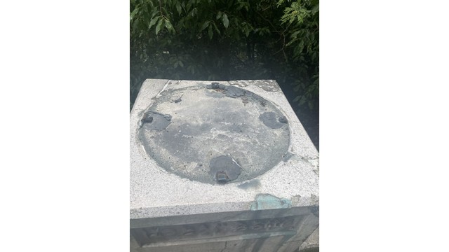盗難後の台座（岡山県提供）