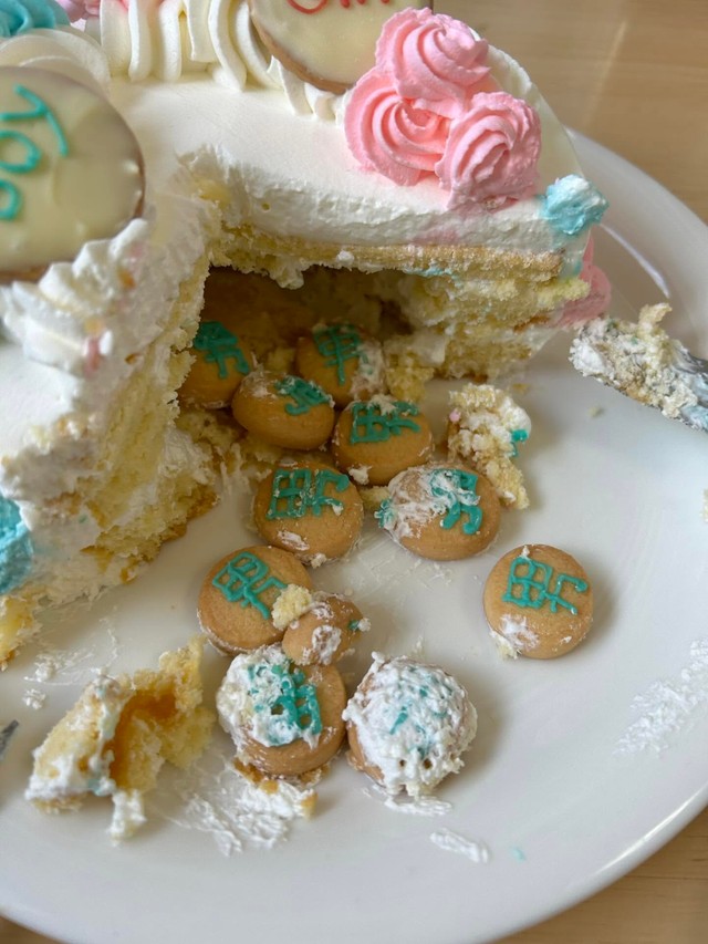 ケーキをカットすると「男」と書かれたクッキーが出てくる仕組み／しろさん（@i010_511）提供