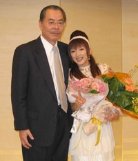 結婚会見を行った山田まりや（右）と野田義治社長＝2008年
