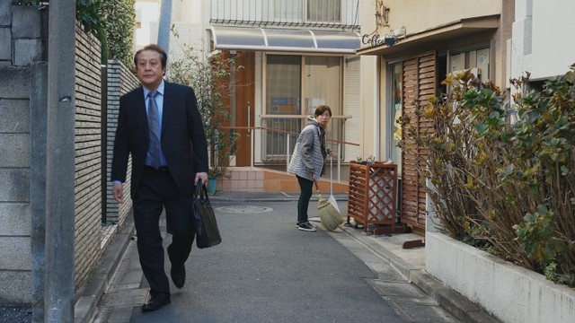 不特定多数の男性の出入りを怪しむ隣人
