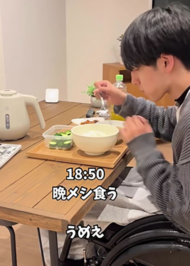 晩ごはんを食べるShakaさん（ShakaさんのInstagramよりスクリーンショット）