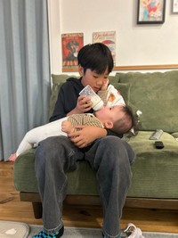 ミルクを作って飲ませてゲップまで完璧な頼もしいお兄ちゃん（nonsukeさんThreadsより）