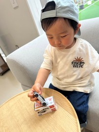 トミカが大好き！（提供：@fkzwgmさん）