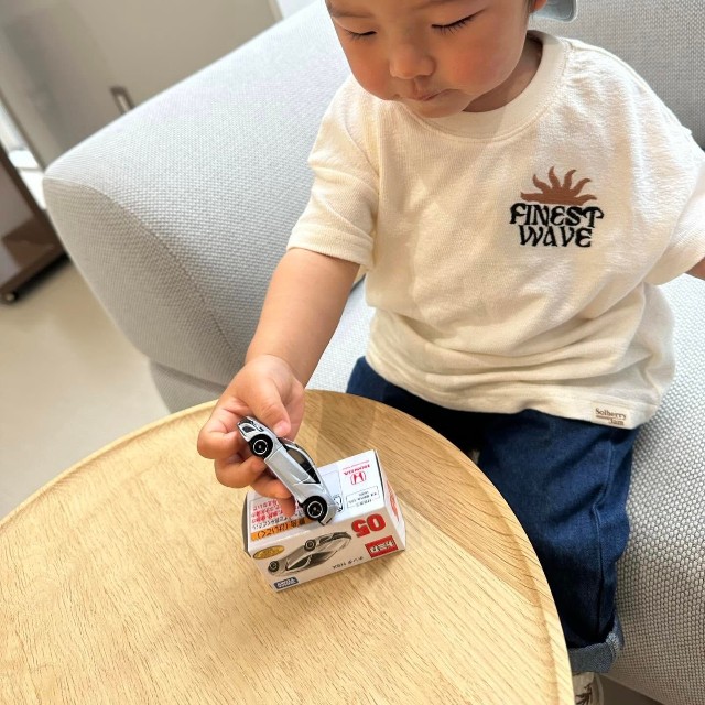 トミカが大好き！（提供：@fkzwgmさん）