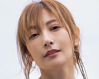 熊田曜子（撮影：門嶋淳矢　ヘアメイク：カヤハラリサ　スタイリング：富田育子）