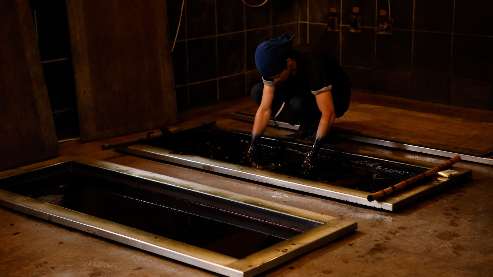 マエストロが挑む、天然藍染ネクタイのサステイナビリティ