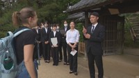 岡山後楽園でガイドの雰囲気を体感する学生