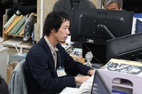 県道路保全課で業務を行う宮元さん（県庁）