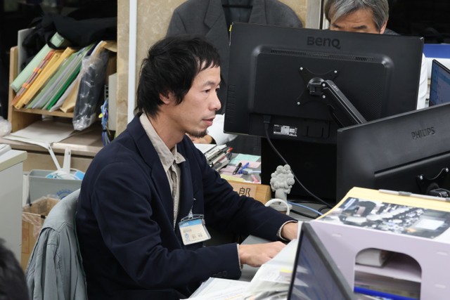 県道路保全課で業務を行う宮元さん（県庁）