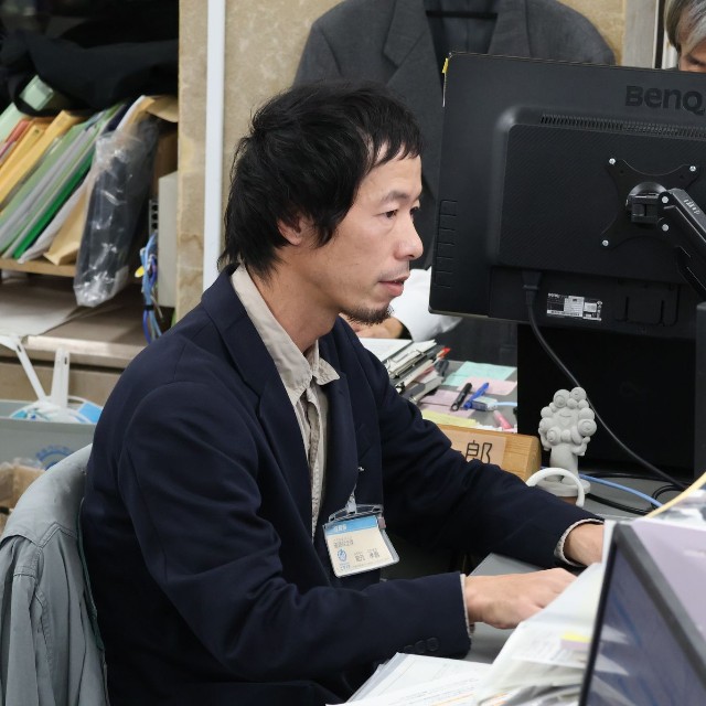 県道路保全課で業務を行う宮元さん（県庁）